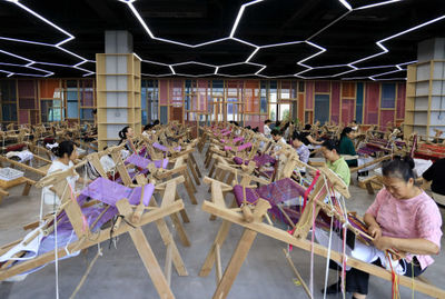 丝线织就千年梦——张家界土家族织锦文化创意园剪影